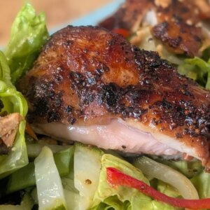 Poulet au poivre noir de Sham Hanifa avec salade de pommes et d&rsquo;ananas