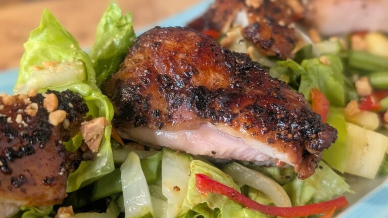 Poulet au poivre noir de Sham Hanifa avec salade de pommes et d&rsquo;ananas