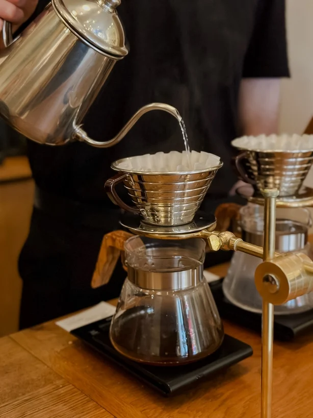 Un barista prépare un café